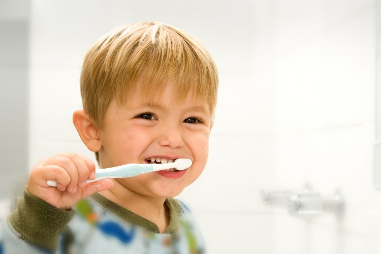niño pequeño cepillandose los dientes