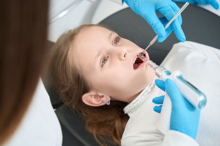 aplicando anestesia dental a un paciente