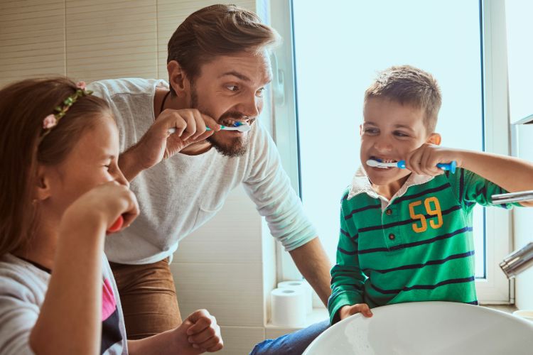 padre e hijo lavándose los dientes