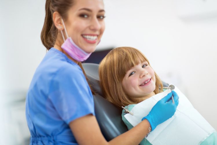 niña con dentista