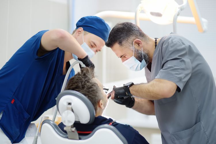 dentista en un tratamiento de implantes dentales