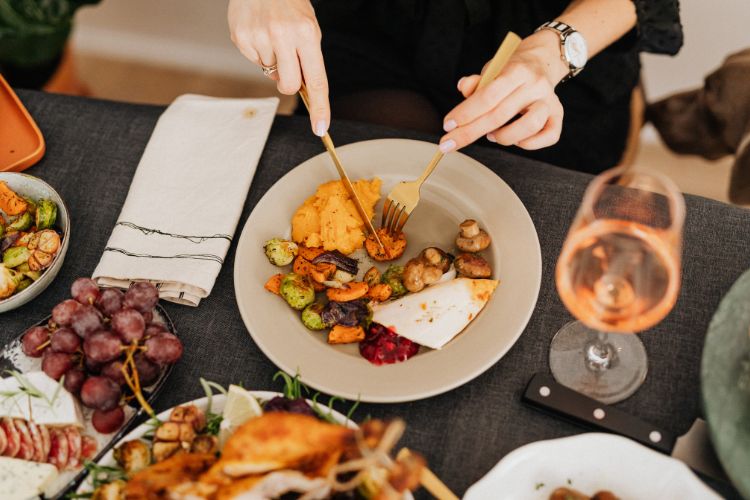 alimentos en plato de comida que pueden dañar los dientes
