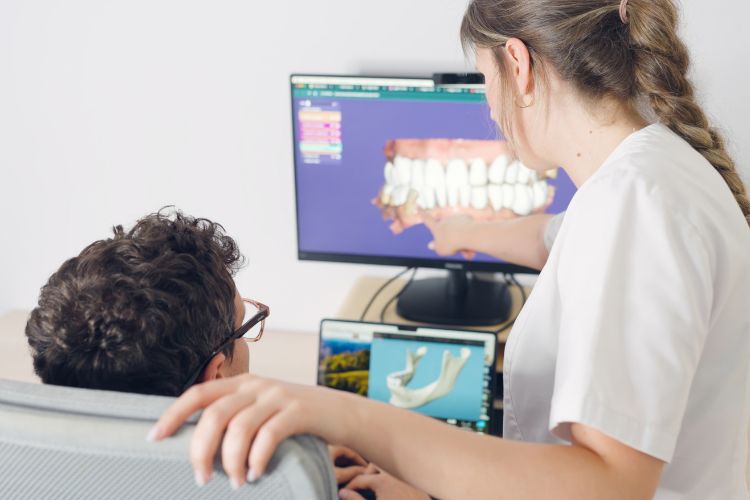 dentista enseñando a paciente radiografia dental de apiñamiento