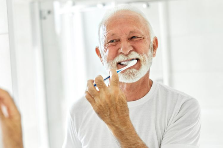 hombre limpiandose los dientes