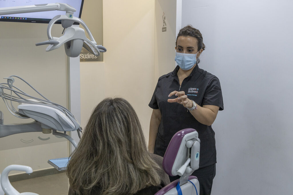 indicaciones a paciente en la clinica dental de almeria
