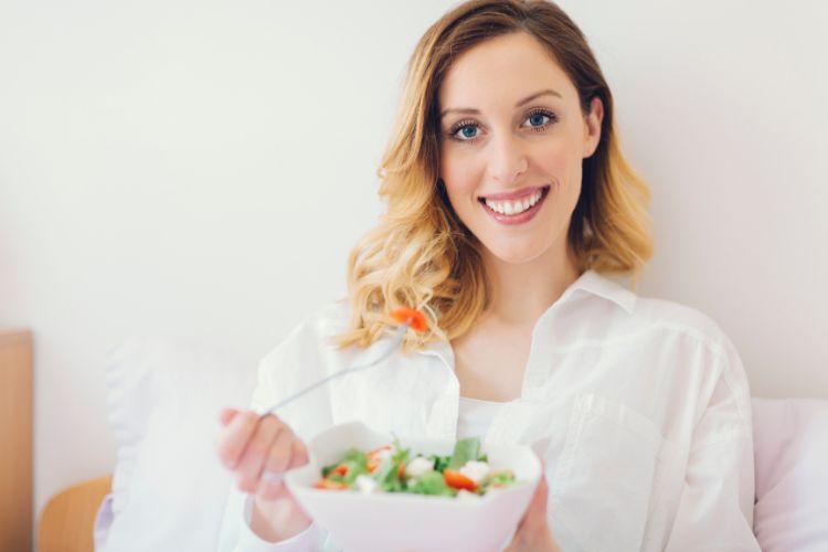 mujer comiendo ensalada