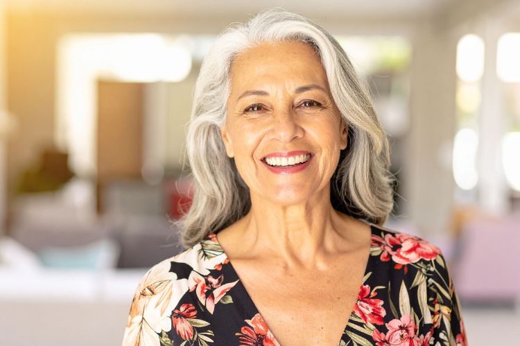 mujer con canas sonriendo
